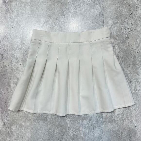 Classic White Pleated Mini Skirt - Picture 4 of 5